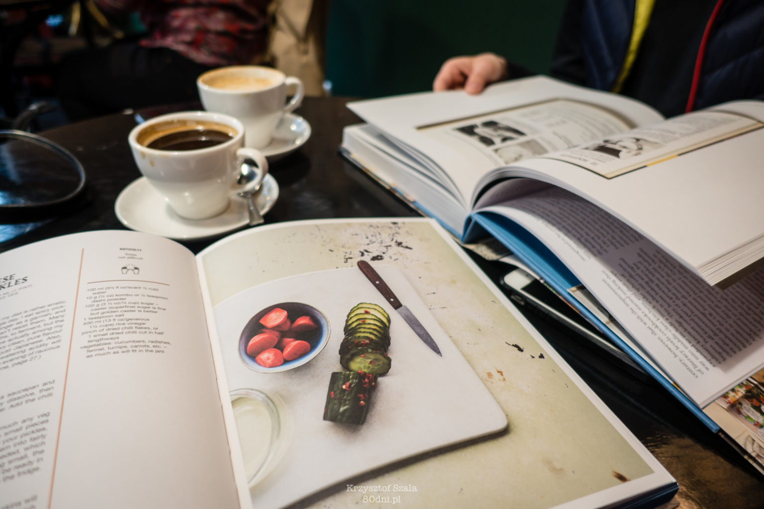 Zdjęcie książek kulinarnych i kawy.
