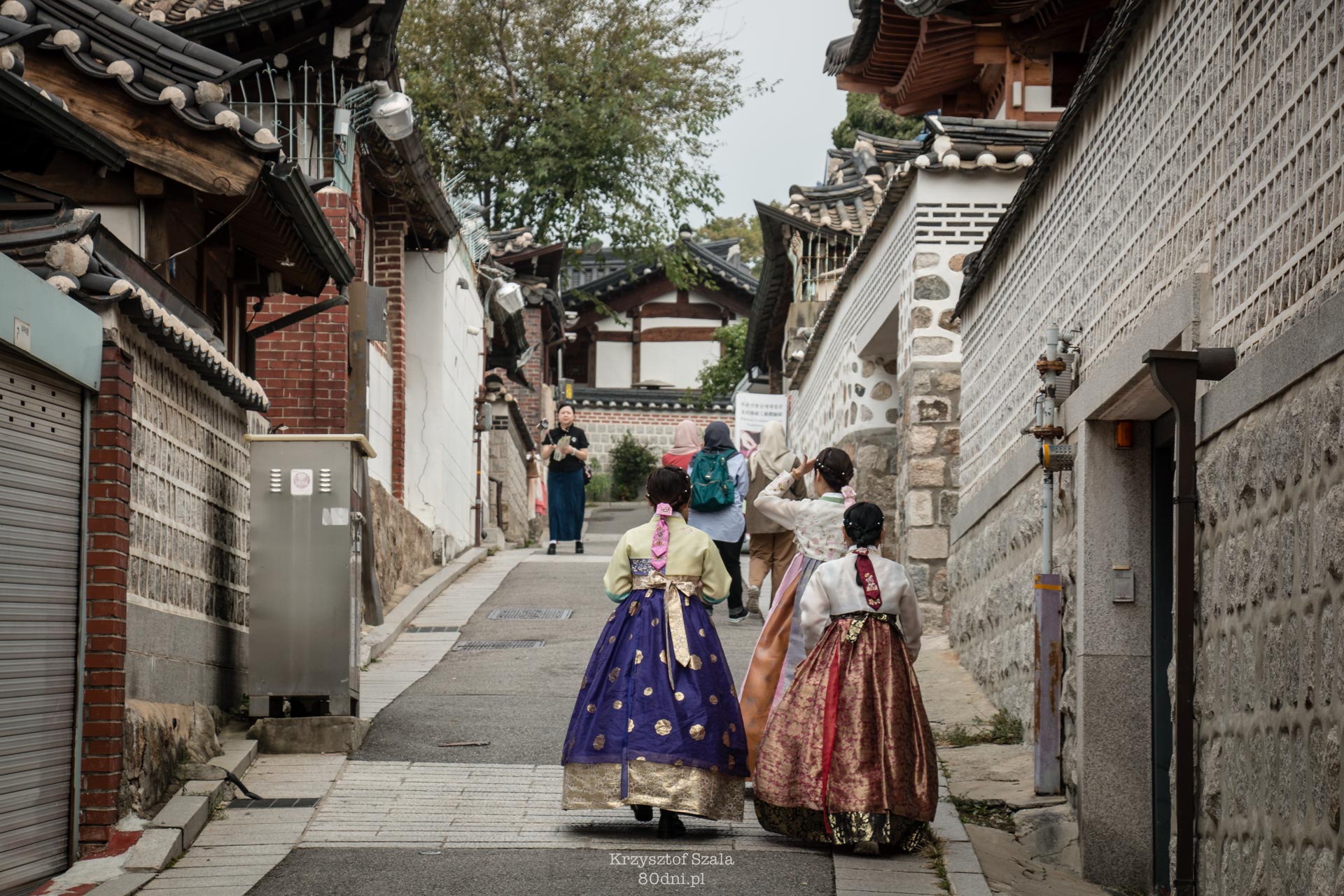 Wśród tradycyjnych hanoków spotkacie sporo osób ubranych w koreańskie stroje – hanboki.